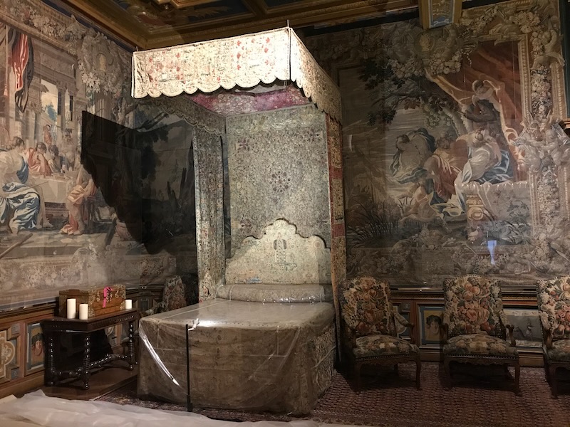 The royal bed in the Kings’ Bedroom ©OffbeatFrance