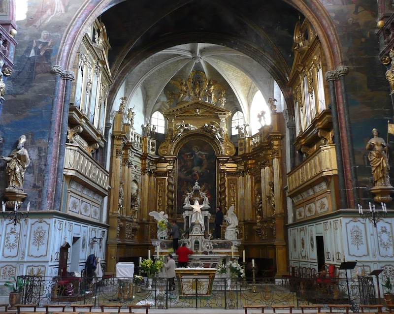 Inside of Collegiale church in Isle sur la Sorgue