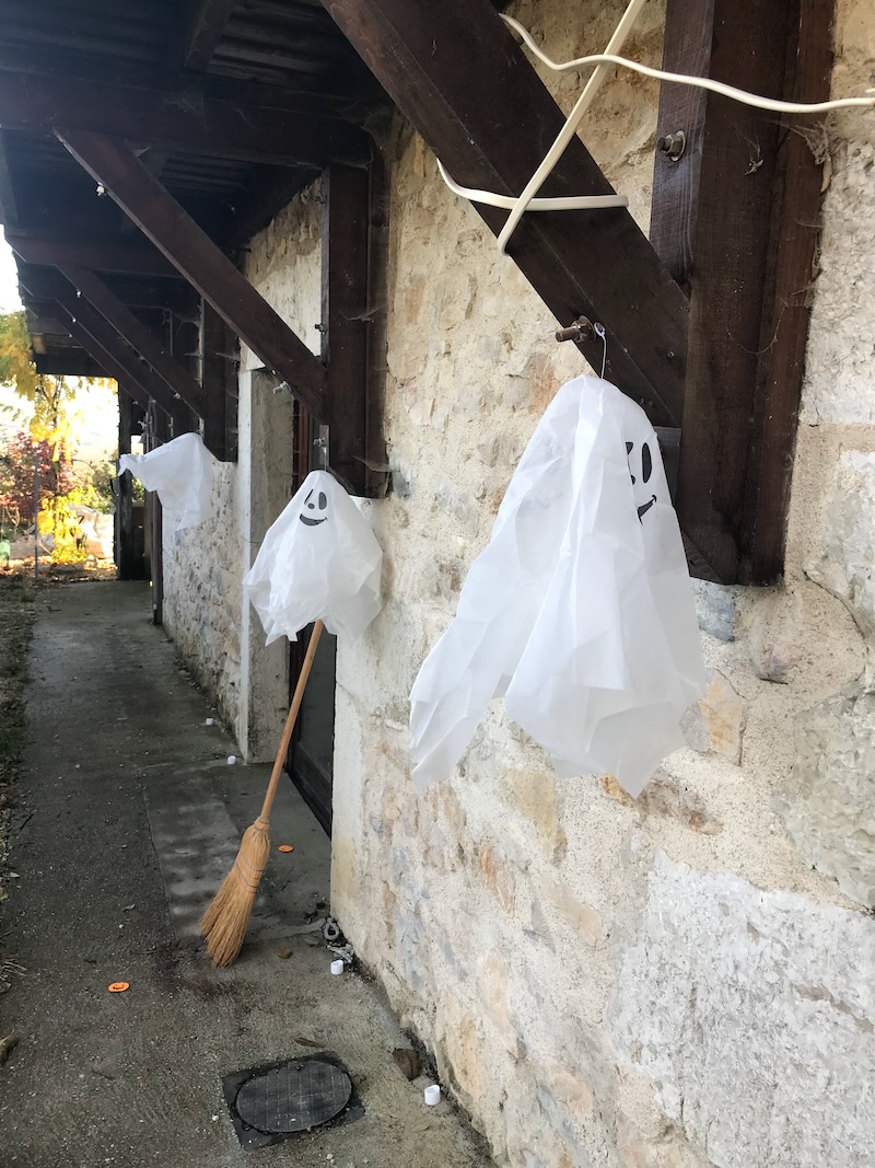 Simple ghost decorations outdoors for Hallowe'en