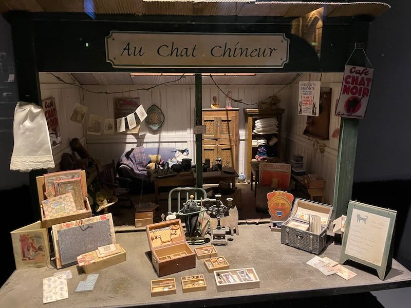 Museum of cinema and miniatures in Lyon: a miniature of an antique shop